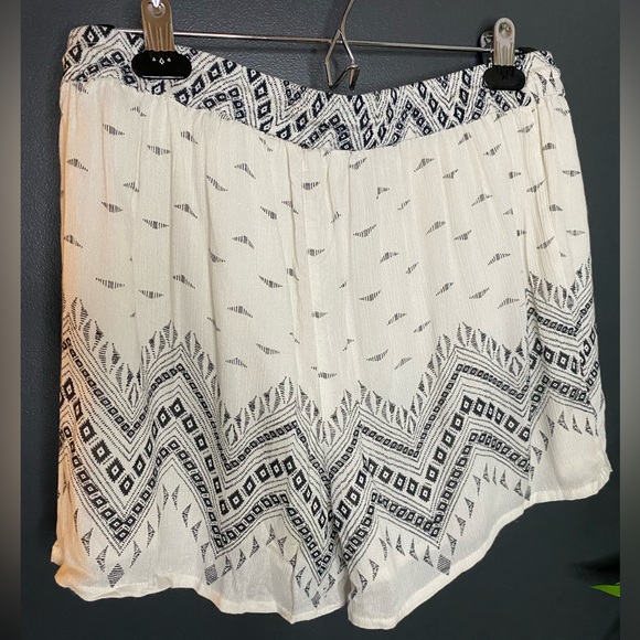 White and black flowy shorts - Picture 2 of 4